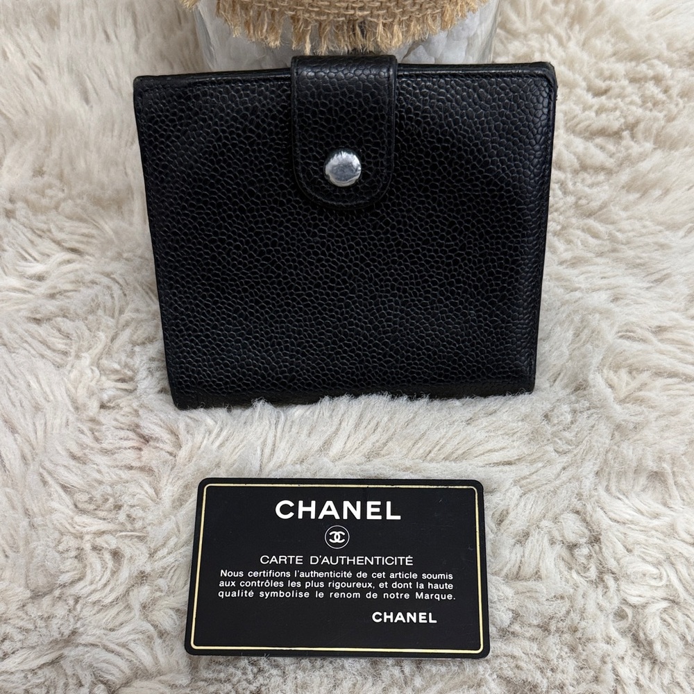 ✨Authentic Vintage CHANEL Caviar Leather Bifold Wallet✨ - Picture 3 of 15
